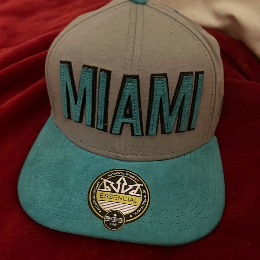 Mens ESSENCIAL MIAMI flat bill hat